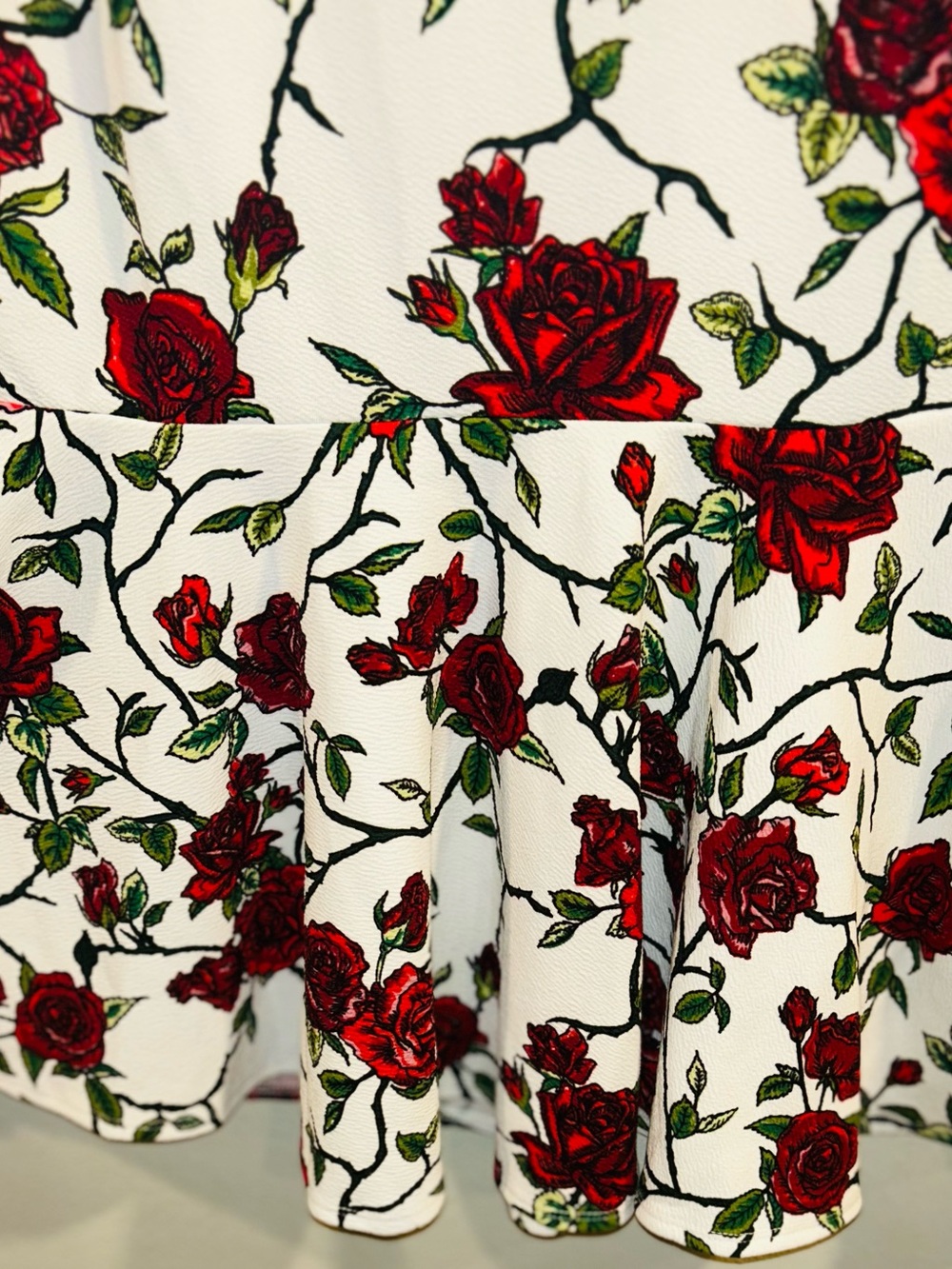 SHEIN Red Rose Floral Mermaid Hem Skirt Size Medium White Romantic Boho Trumpet - Picture 7 of 9